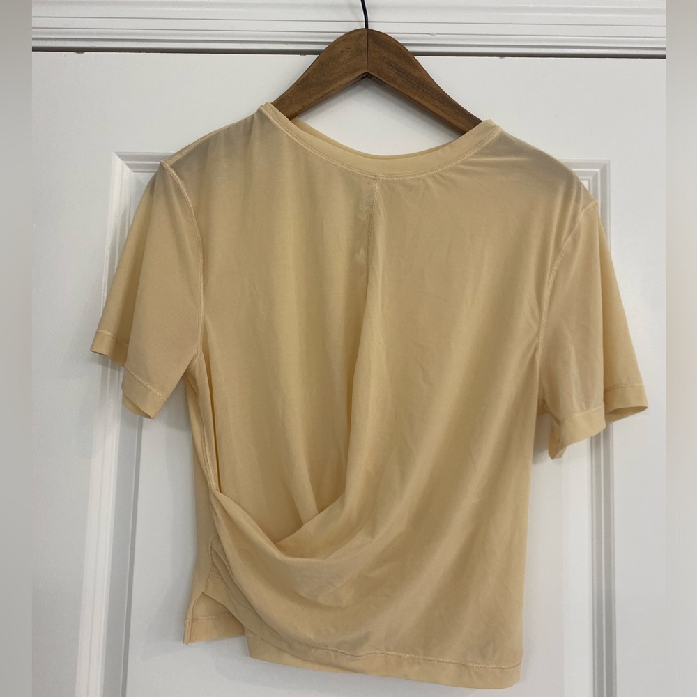 Lululemon Women’s Lightweight Mesh Reversible yoga T-shirt CD 4 Prosecco Size 4.